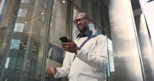 Τηλέφωνο Επικοινωνία Και Περπάτημα Έναν Μαύρο Επιχειρηματία Που Περπατάει Μόνος — Αρχείο Βίντεο