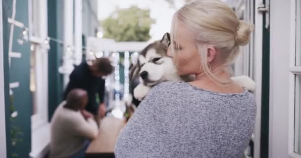 Pies Miłość Kobieta Przytulają Szczeniaka Opieki Nad Zwierzętami Zaufania Zdrowej — Wideo stockowe