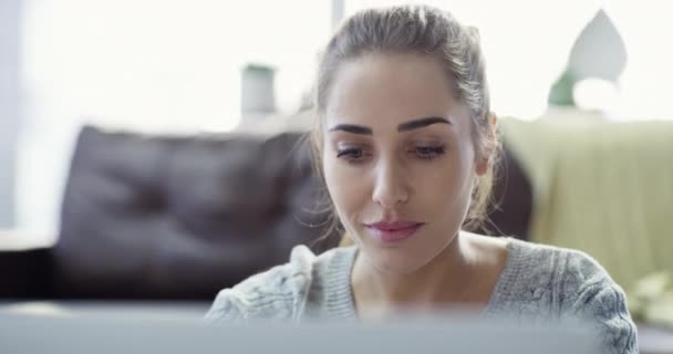 Жінка Працюючи Дому Друкуючи Ноутбуці Професійного Цифрового Маркетингу Реклами Seo — стокове відео