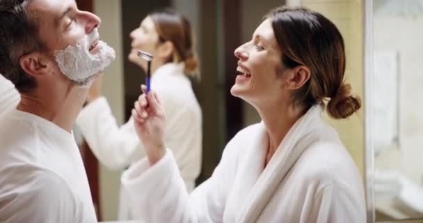 Kadın Erkek Sakal Tıraşı Yüz Kremi Mutlu Bir Gülümseme Tıraş — Stok video