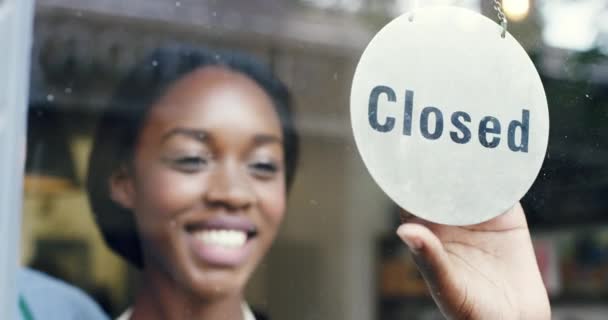小売店舗で顧客や顧客を歓迎するためのドアの看板を持つオープン 黒の女性とビジネスオーナー 従業員 起業家や幸せなカフェマネージャーの広告やマーケティング小規模なビジネスサービス — ストック動画