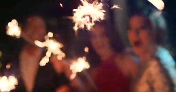 快乐的笑容 闪烁着光芒 生日或新年 在巴西的夜晚 庆祝城市生活和幸福的彩灯和节庆插座 或者人们与火焰喷射器玩耍 — 图库视频影像