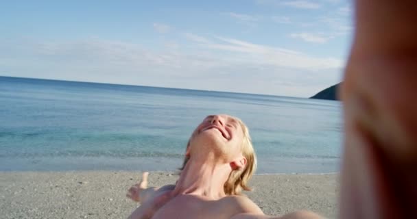 Βίντεο Κλήση Παραλία Και Άνθρωπος Ενθουσιασμένος Για Καλοκαίρι Διακοπές Και — Αρχείο Βίντεο