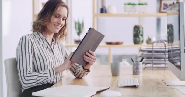 Ψηφιακό Μάρκετινγκ Tablet Και Γυναίκα Γράφοντας Ένα Σημειωματάριο Μια Νέα — Αρχείο Βίντεο