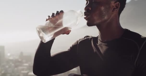 Berg Fitness Zwarte Man Drinken Water Het Lopen Oefening Training — Stockvideo