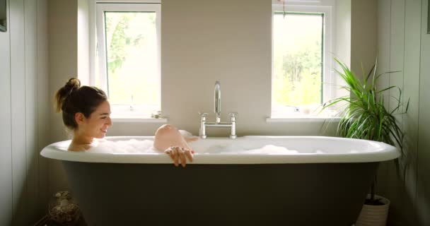 목욕통 화장실에서 위생이나 건강을 휴식을 취하라 긴장을 목욕을 스트레스 스키어 — 비디오