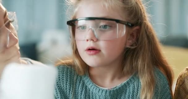 Dzieciak Naukowiec Eksperyment Naukowy Ciekły Azot Edukacji Dzieci Uczy Chemii — Wideo stockowe