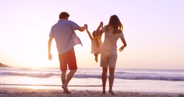 Strand Hände Und Familie Meer Bei Sonnenuntergang Schaukelnd Glücklich Und — Stockvideo