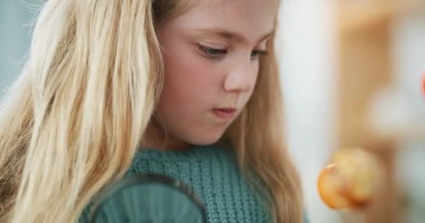 Увеличительное Стекло Обучение Девочка Делают Образовательный Научный Проект Солнечной Системы — стоковое видео