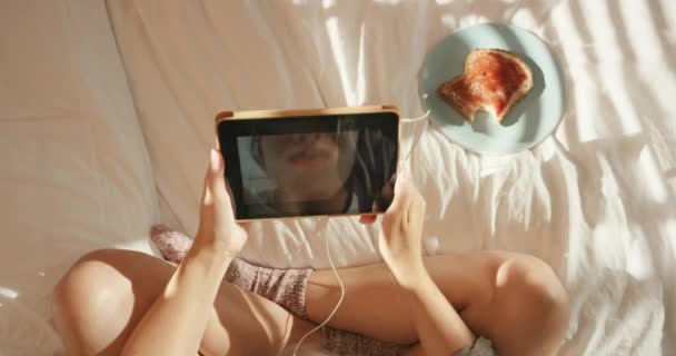 Kvinna Med Surfplatta För Videosamtal Frukost Sängen Och Kommunikation Med — Stockvideo