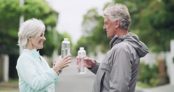 欢呼声和老年人夫妇在跑步 锻炼或锻炼后可获得健康 健康或水合作用的饮用水 邻里和口渴的老年人为退休后的健康干杯 — 图库视频影像