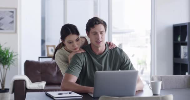 Freelance Laptop Man Aan Tafel Met Vrouw Die Hem Onderbreekt — Stockvideo