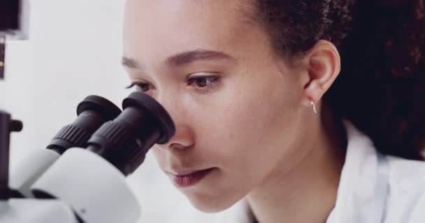 Frauen Gesichts Und Labormikroskop Der Medizinischen Partikelforschung Der Virenbakterienanalyse Oder — Stockvideo