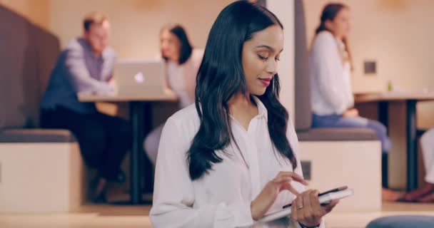 Kadın Dijital Şirketteki Yaratıcı Pazarlama Mutluluk Yönetici Başarısı Için Ofis — Stok video