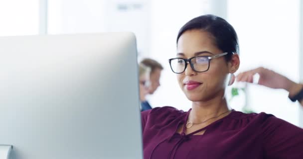 生意兴隆 黑女人 在电脑上工作 在办公室工作 为成功感到高兴 休息一下 女青年 女青年和女企业家完成工作规划和工作满意度 — 图库视频影像