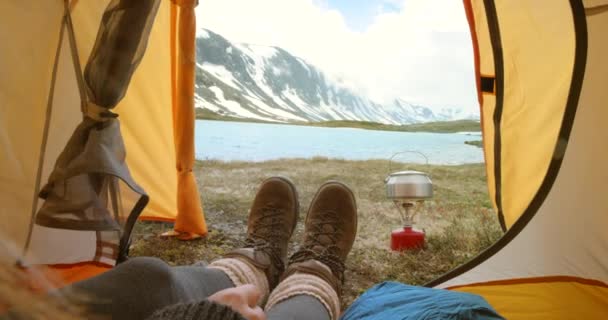 Camping Berg Och Händer Med Kaffe Tält Norge Njuter Snö — Stockvideo