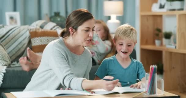 Leren Onderwijs Moeder Helpen Jongen Met Huiswerk Huis Liefde Zorg — Stockvideo