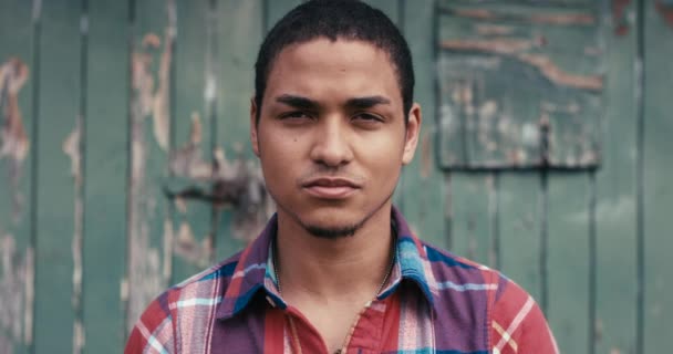 Portre Yüz Meksika Dan Gelen Bir Adamla Yeşil Bir Kapıda — Stok video