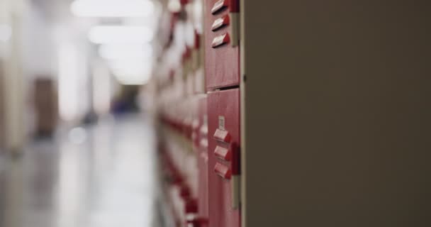 Oktatás Tanulás Üres Magániskolai Folyosó Vagy Folyosó Vörös Szekrényekkel Tanuló — Stock videók