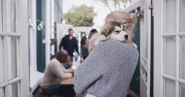 Cane Abbraccio Donna Una Festa Con Animale Domestico Animale Bello — Video Stock