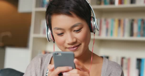 Γυναίκα Τηλέφωνο Και Ακουστικά Για Μουσική Ήχο Streaming Internet Περιεχόμενο — Αρχείο Βίντεο
