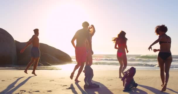 Przyjaciele Letnie Plażowe Wakacje Przyjaciółmi Biegającymi Wody Energią Zabawą Szczęściem — Wideo stockowe
