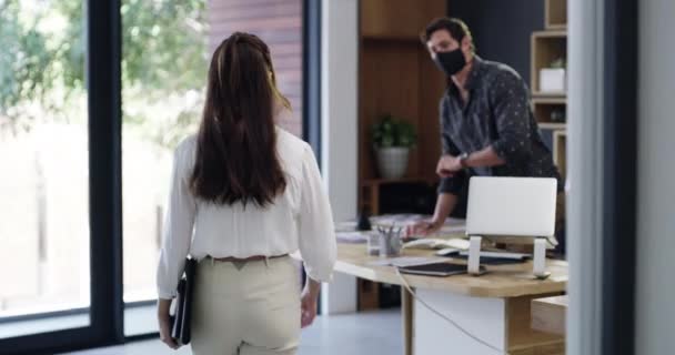 Covid Ellbogen Gruß Und Geschäftsleute Büro Mit Gesichtsmasken Für Besprechungen — Stockvideo