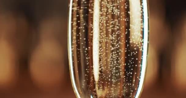 黄金和玻璃特写与香槟派对 庆祝和活动与任何人 生日宴会或餐厅 用闪闪发光的酒或酒精当奢侈品 祝贺和欢呼 — 图库视频影像