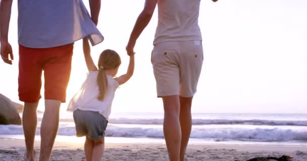 Rodzina Podróże Trzymanie Się Ręce Plaży Przez Dziewczynę Rodziców Więzi — Wideo stockowe