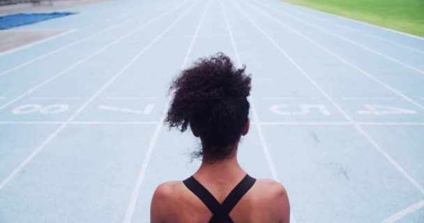Atleta Corredor Estadio Con Mujer Negra Pensando Futuro Carrera Maratón — Vídeos de Stock