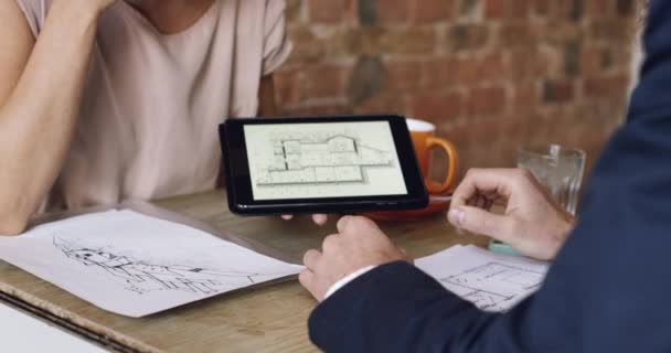 Tablet Diseño Gente Negocios Reúnen Cafetería Hablando Conversación Discusión Arquitectura — Vídeos de Stock