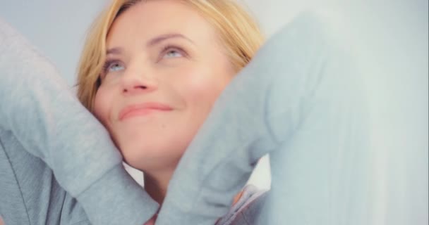 Mujer Mentalidad Feliz Sala Estar Relajarse Sonreír Casa Solo Fin — Vídeo de stock