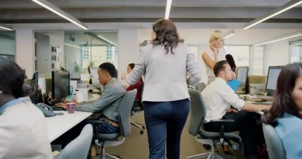 Yoğun Ofis Çalışan Adamları Son Teslim Tarihi Için Belge Bilgisayar — Stok video