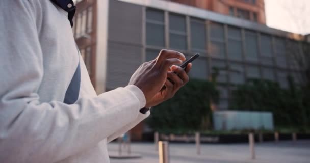 Teléfono Comunicación Gps Con Hombre Negro Negocios Usando Una Aplicación — Vídeo de stock