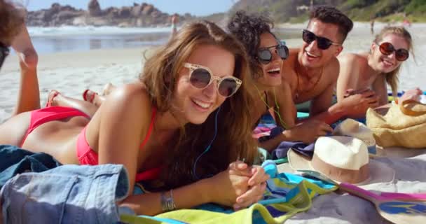 Arkadaşlar Tatil Grup Yaz Tatili Için Bali Nin Beyaz Kumsalında — Stok video