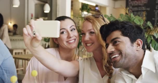 Phone Selfie Friends Restaurant Social Experience Friend Group Diversity Smile — Stock Video