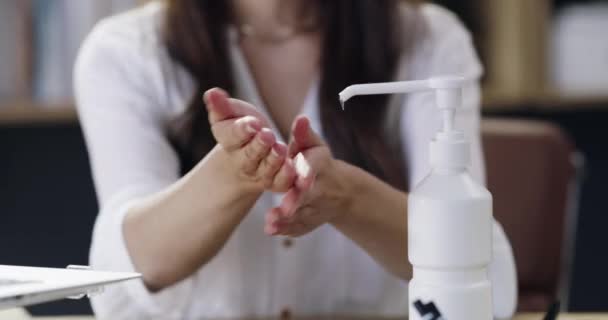 Desinfetante Mão Covid Saúde Com Mãos Mulher Limpeza Segurança Trabalho — Vídeo de Stock