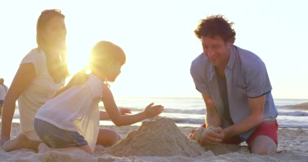 Семья Пляж Песок Замок Отдых Летом Веселье Учеба Игры Связи — стоковое видео