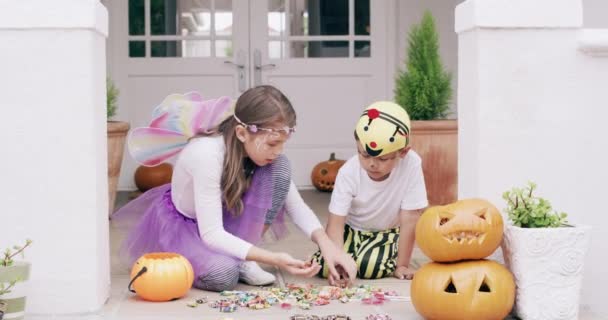 Halloween Kinder Und Kürbisse Zum Gemeinsamen Aussortieren Von Süßigkeiten Oder — Stockvideo