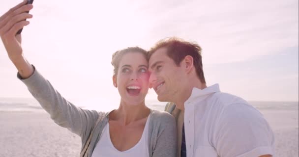 Selfie Junges Paar Und Smartphone Strand Sommerurlaub Oder Gemeinsame Outdoor — Stockvideo