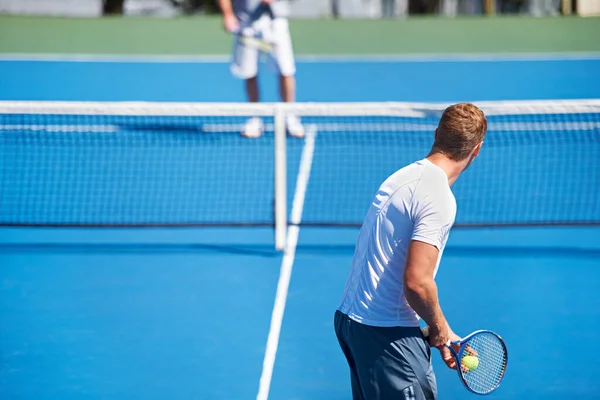 Arrivare Ogni Allenamento Tennis Retrovisore Uomo Che Sta Servire Una — Foto Stock