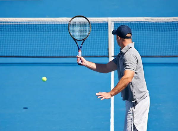 Починаючи Кожної Тенісної Практики Чоловік Намагається Повернути Тенісний Корт — стокове фото