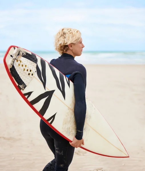 Surfista Conhece Sentimento Jovem Surfista Praia Antecipando Surfe Incrível — Fotografia de Stock
