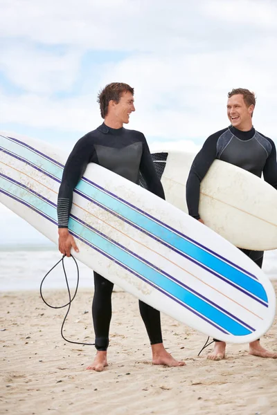 Todo Que Necesitas Son Amigos Tablas Surf Jóvenes Sosteniendo Tablas —  Fotos de Stock