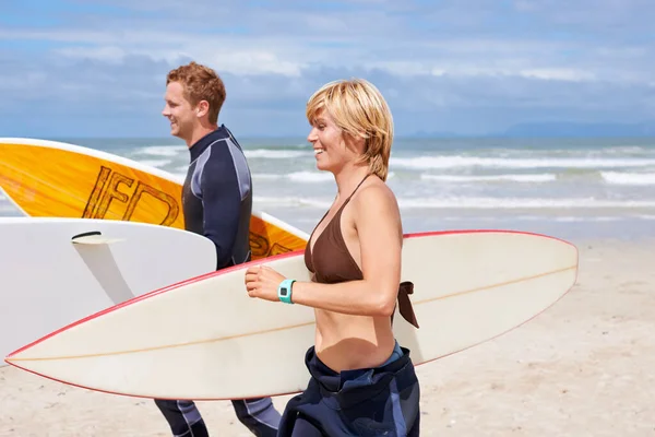 Surfing Invigorating Young Surfers Excited Hitting Awesome Waves — Stock Photo, Image
