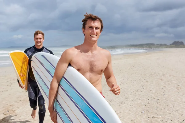 Surf Más Que Vigorizante Jóvenes Surfistas Emocionados Por Golpear Las — Foto de Stock