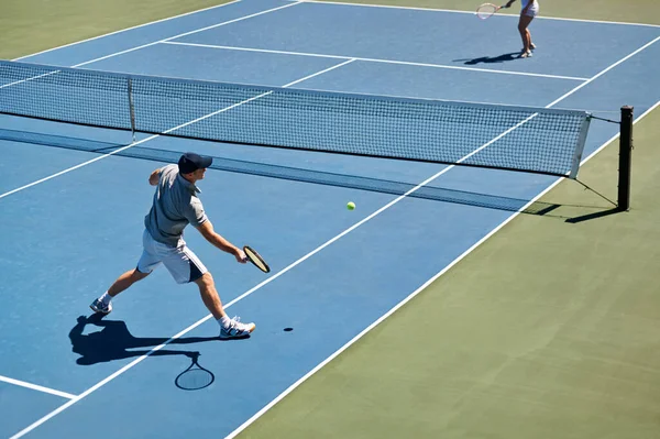 展示了每一个网球练习 试图在网球场上发球的人 — 图库照片