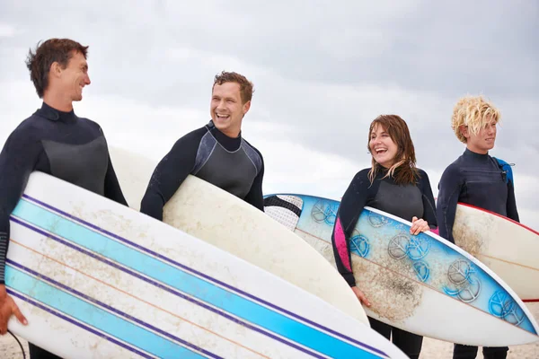 Ready Catch Wave Wetsuit Clad Surfers Beach — Stock Photo, Image