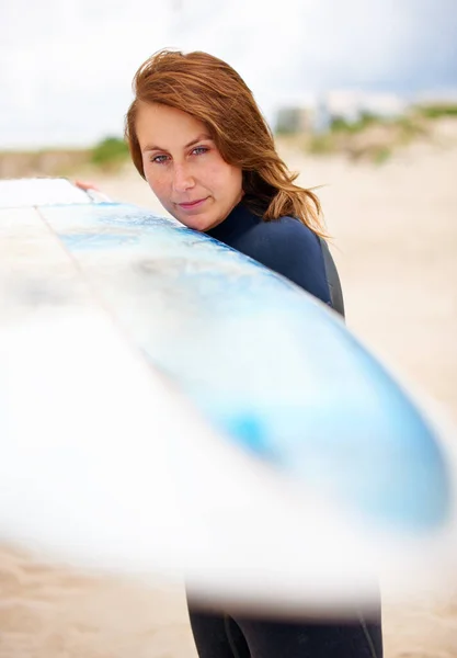 Oceaan Mijn Speeltuin Een Jonge Vrouwelijke Surfer Die Haar Surfplank — Stockfoto