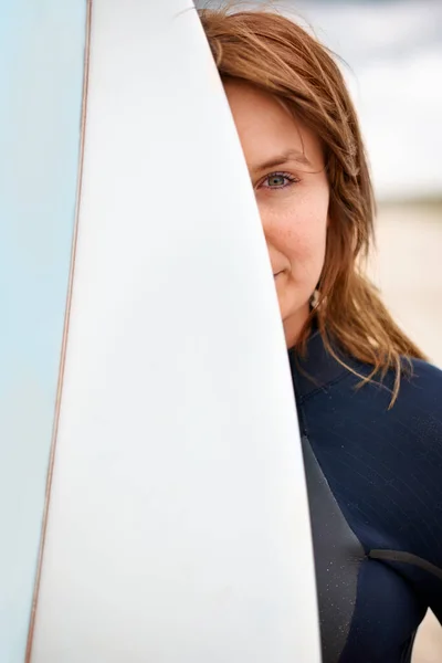 Surfen Mijn Leven Een Jonge Vrouwelijke Surfer Die Achter Haar — Stockfoto